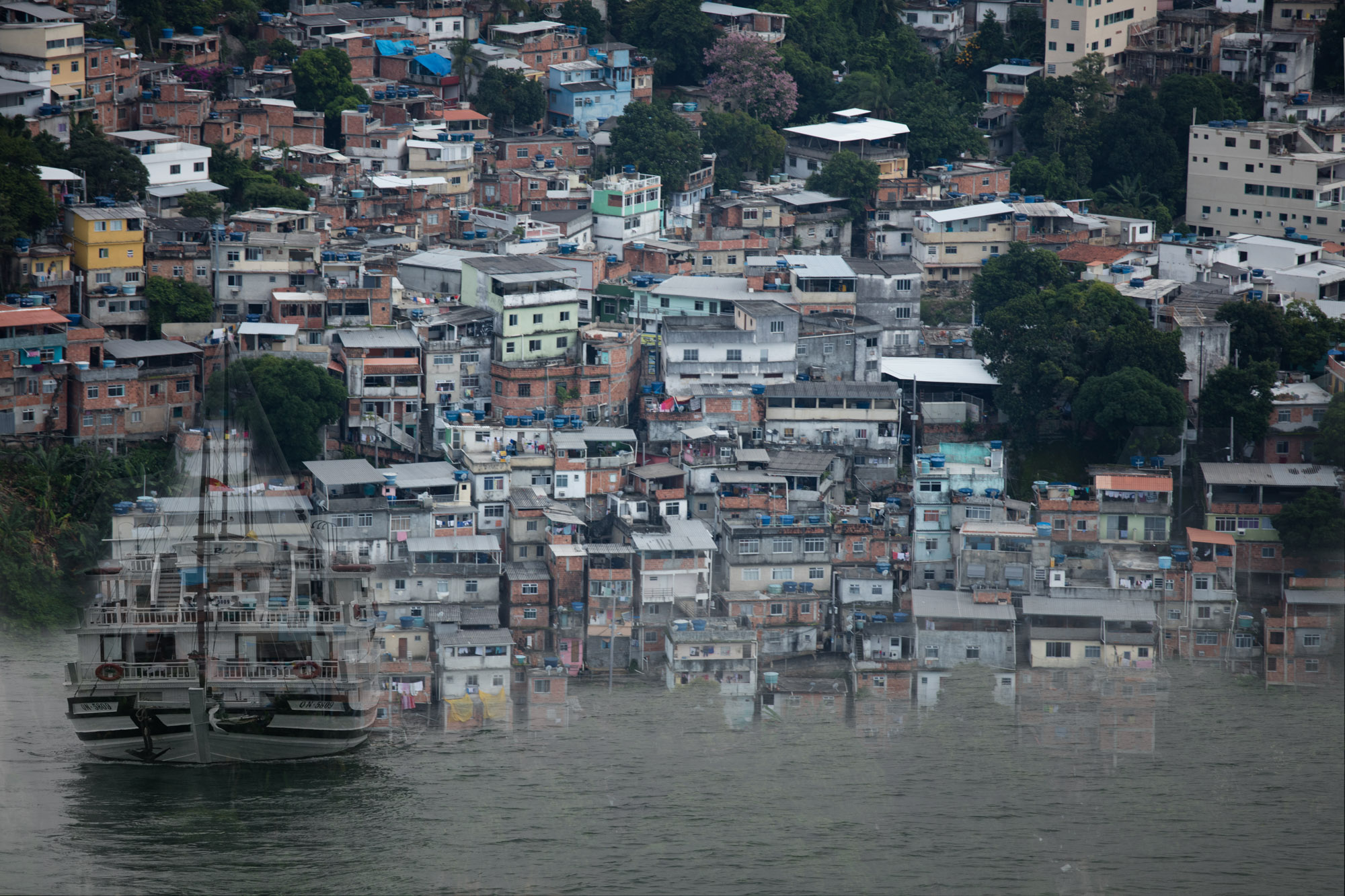 A favela e o barco