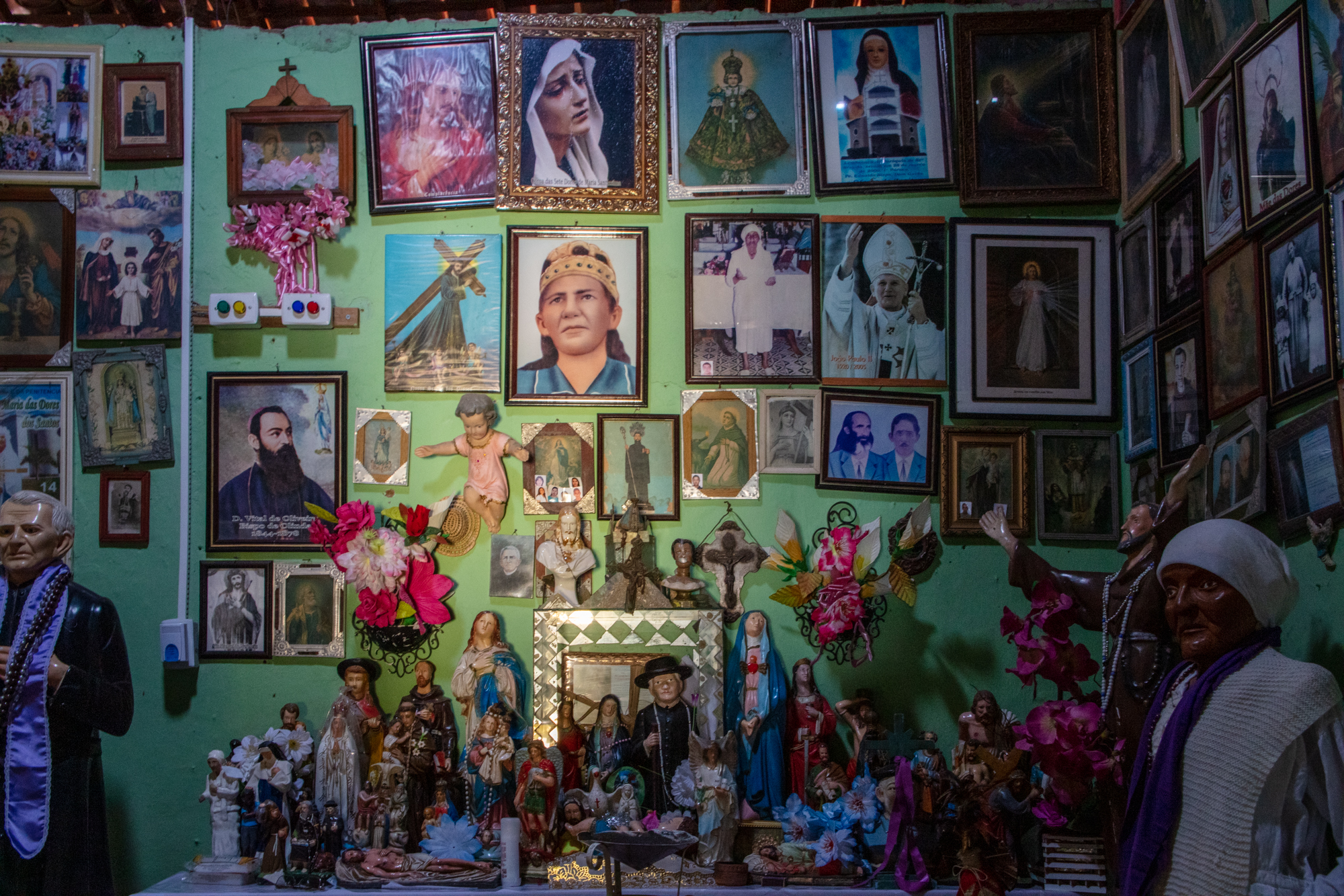 Altar na casa da benzedeira