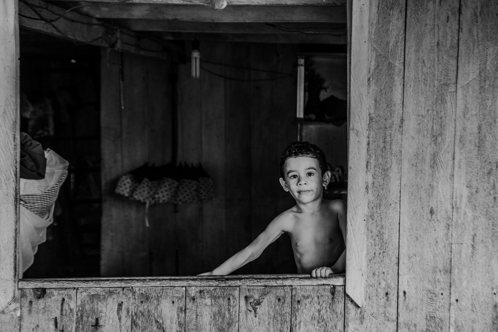 Menino na janela