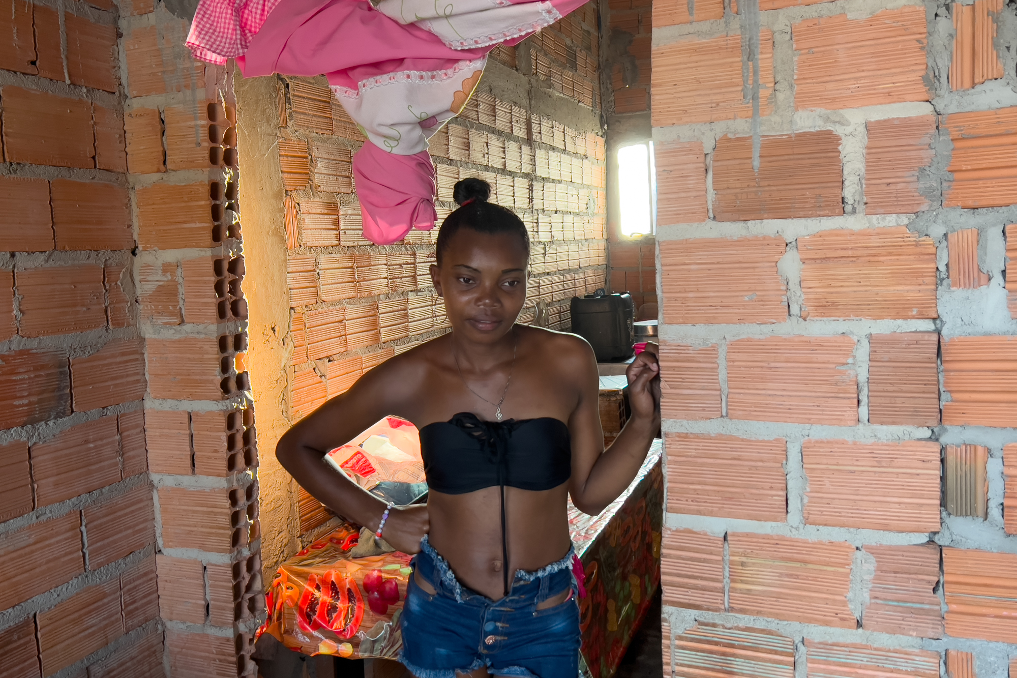A menina de shorts jeans, Cajari